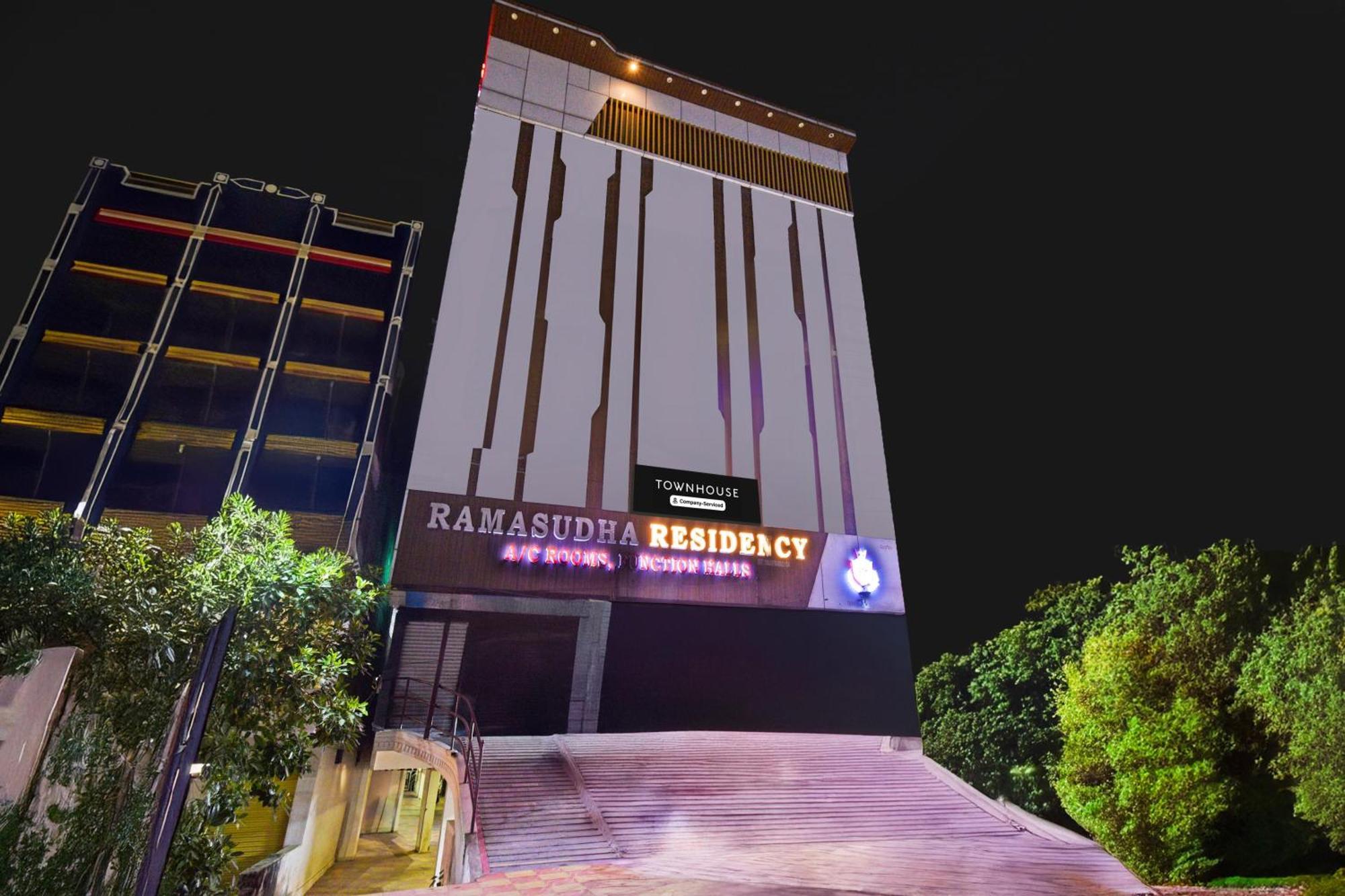 Super Townhouse Mancherial Mancherāl Exteriér fotografie